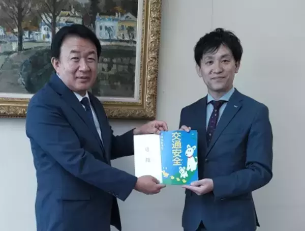 「松戸市、流山市、柏市、我孫子市、野田市の新小学1年生に「交通安全じゆうちょう」を寄贈しました」の画像