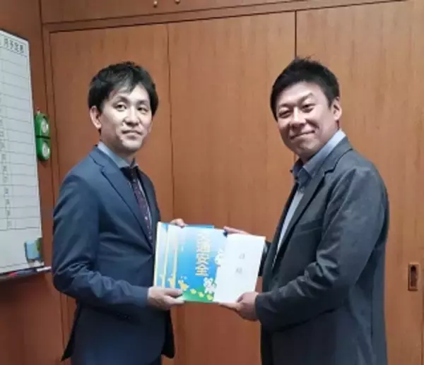 「松戸市、流山市、柏市、我孫子市、野田市の新小学1年生に「交通安全じゆうちょう」を寄贈しました」の画像