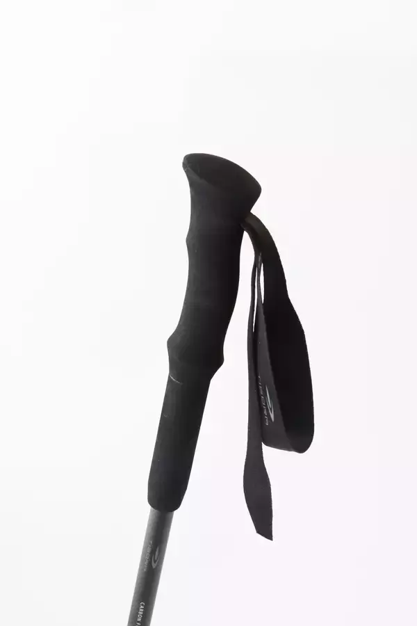 「シリーズ累計販売数約8万点「TIGORA トレッキングポール」からわずか150gスマホ並みの軽さを実現したフルカーボンモデルと軽さと丈夫さが魅力の高剛性な超々ジュラルミンモデルが登場」の画像