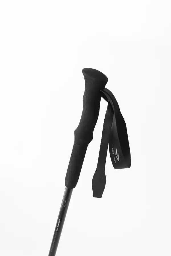 「シリーズ累計販売数約8万点「TIGORA トレッキングポール」からわずか150gスマホ並みの軽さを実現したフルカーボンモデルと軽さと丈夫さが魅力の高剛性な超々ジュラルミンモデルが登場」の画像