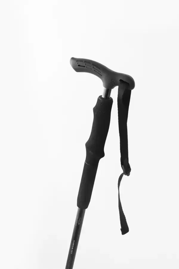「シリーズ累計販売数約8万点「TIGORA トレッキングポール」からわずか150gスマホ並みの軽さを実現したフルカーボンモデルと軽さと丈夫さが魅力の高剛性な超々ジュラルミンモデルが登場」の画像
