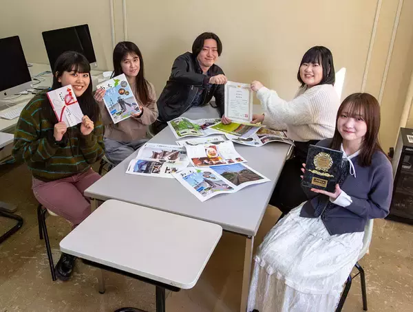 「江戸川大学マス・コミュニケーション学科の学生が編集した雑誌『あっちこっちば』が「日本地域コンテンツ大賞2025」MIE部門で最優秀賞を受賞 ― 千葉県内の鉄道路線ごとに地域の魅力を紹介」の画像