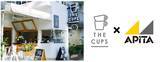 「異業種コラボ・名古屋の人気コーヒーショップと総合スーパーのアパレル「THE CUPS(ザ カップス)×APITA(アピタ)」 Tシャツなどオリジナル商品を発売」の画像1
