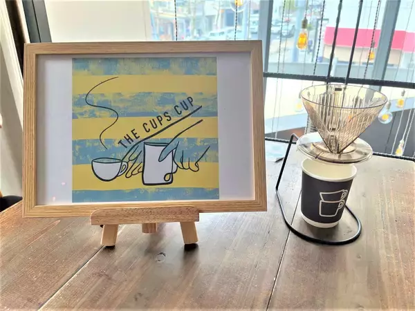 「異業種コラボ・名古屋の人気コーヒーショップと総合スーパーのアパレル「THE CUPS(ザ カップス)×APITA(アピタ)」 Tシャツなどオリジナル商品を発売」の画像