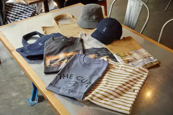 「異業種コラボ・名古屋の人気コーヒーショップと総合スーパーのアパレル「THE CUPS(ザ カップス)×APITA(アピタ)」 Tシャツなどオリジナル商品を発売」の画像