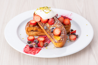 ニューヨークレストラン「サラベス」期間限定スペシャルメニュー「小倉フレンチトースト」／「フィリーチーズステーキ」