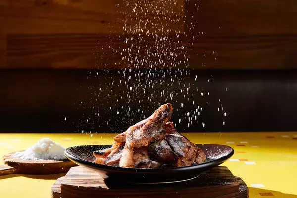 「【牛角×ハッピーターン周年コラボ】あの“魔法の粉”が焼肉仕様になり全4品が登場！“かけて、つけて、Wでしあわせ！”甘じょっぱい新感覚の焼肉、期間限定で発売」の画像