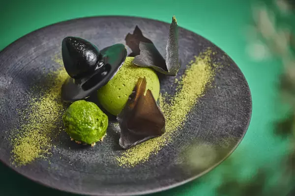 「【東京ミッドタウン日比谷】”花と魔法の祭典”「HIBIYA BLOSSOM 2026」映画『ウィキッド 永遠の約束』の世界が広がるコラボメニュー＆衣装展が決定」の画像