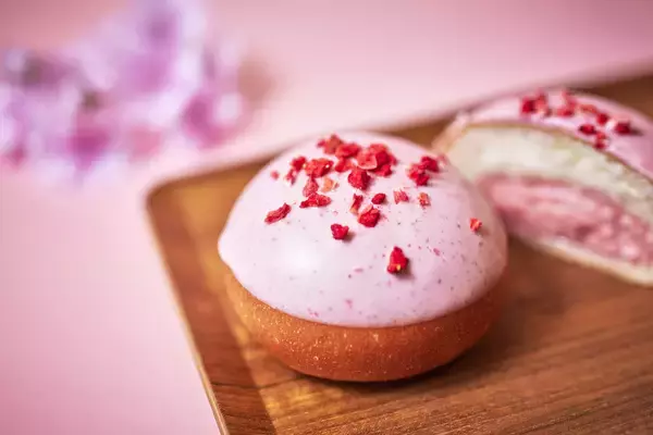 「【東京ミッドタウン日比谷】”花と魔法の祭典”「HIBIYA BLOSSOM 2026」映画『ウィキッド 永遠の約束』の世界が広がるコラボメニュー＆衣装展が決定」の画像