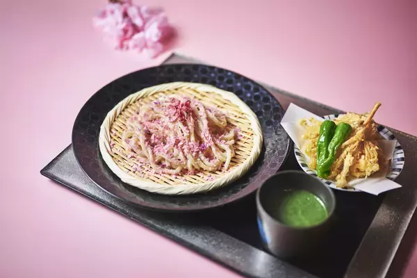 「【東京ミッドタウン日比谷】”花と魔法の祭典”「HIBIYA BLOSSOM 2026」映画『ウィキッド 永遠の約束』の世界が広がるコラボメニュー＆衣装展が決定」の画像