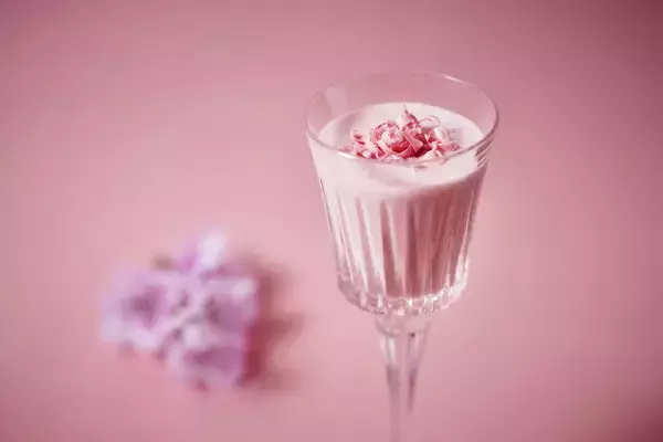 「【東京ミッドタウン日比谷】”花と魔法の祭典”「HIBIYA BLOSSOM 2026」映画『ウィキッド 永遠の約束』の世界が広がるコラボメニュー＆衣装展が決定」の画像