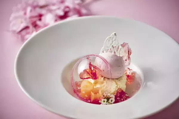 「【東京ミッドタウン日比谷】”花と魔法の祭典”「HIBIYA BLOSSOM 2026」映画『ウィキッド 永遠の約束』の世界が広がるコラボメニュー＆衣装展が決定」の画像