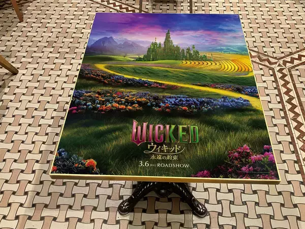 「【東京ミッドタウン日比谷】”花と魔法の祭典”「HIBIYA BLOSSOM 2026」映画『ウィキッド 永遠の約束』の世界が広がるコラボメニュー＆衣装展が決定」の画像