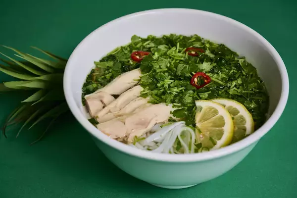 「【東京ミッドタウン日比谷】”花と魔法の祭典”「HIBIYA BLOSSOM 2026」映画『ウィキッド 永遠の約束』の世界が広がるコラボメニュー＆衣装展が決定」の画像