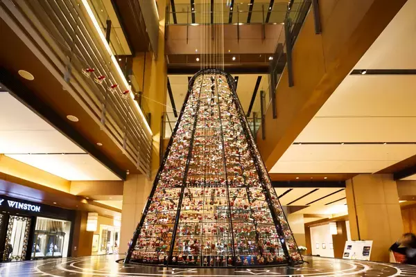 「【東京ミッドタウン】幻想的な雪の世界へ誘う しゃぼん玉イルミネーションが登場！「MIDTOWN CHRISTMAS 2024」　クリスマスムードを高めるツリーやマルシェも復活！」の画像