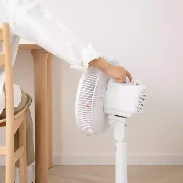 「日々のくらしに、ここちよい風を。ホコリがつきにくく静かで省エネ、ZEPEALの扇風機」の画像