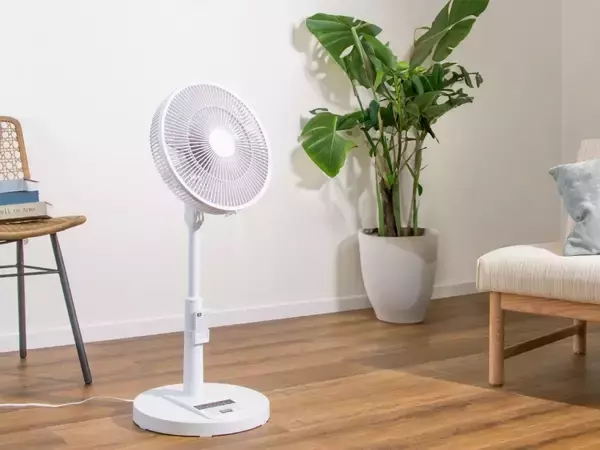 「日々のくらしに、ここちよい風を。ホコリがつきにくく静かで省エネ、ZEPEALの扇風機」の画像