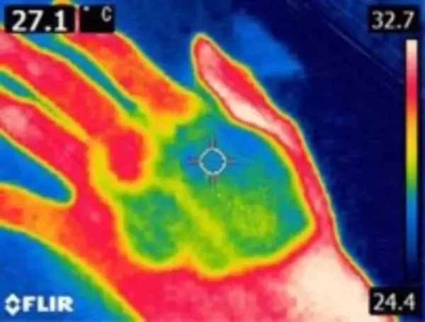 「首すじ・うなじに塗るだけでキーンと冷感※1！ハンディファンの風と相性バツグン！いつでもどこでも“塗るネッククーラー”」の画像