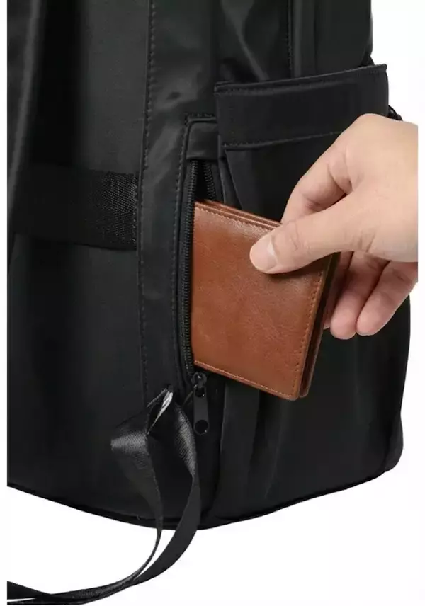 「浮かせるハンモックポケットで鞄の中のサンドイッチをつぶさない　さまざまなビジネスシーンでマルチに活躍するリュックを企画」の画像