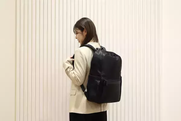 「浮かせるハンモックポケットで鞄の中のサンドイッチをつぶさない　さまざまなビジネスシーンでマルチに活躍するリュックを企画」の画像