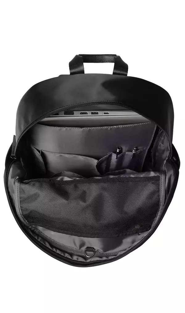 「浮かせるハンモックポケットで鞄の中のサンドイッチをつぶさない　さまざまなビジネスシーンでマルチに活躍するリュックを企画」の画像