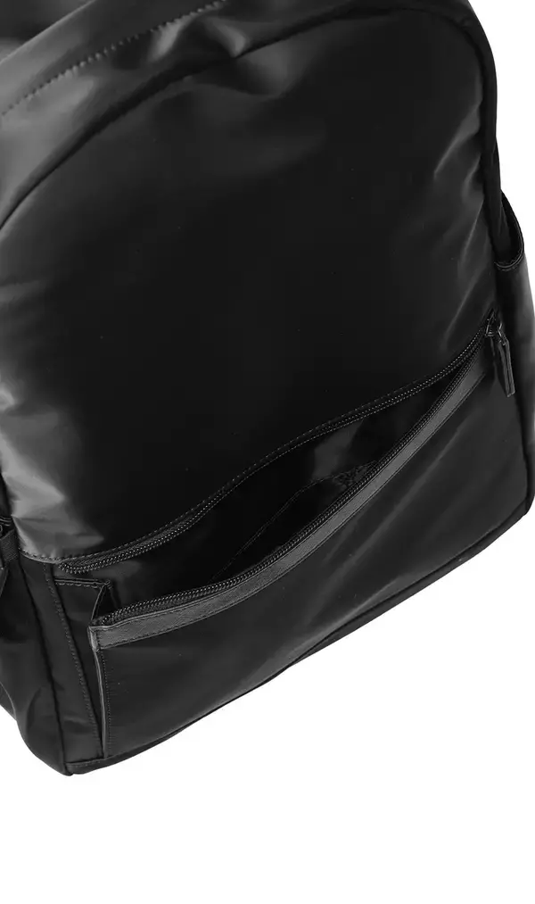 「浮かせるハンモックポケットで鞄の中のサンドイッチをつぶさない　さまざまなビジネスシーンでマルチに活躍するリュックを企画」の画像