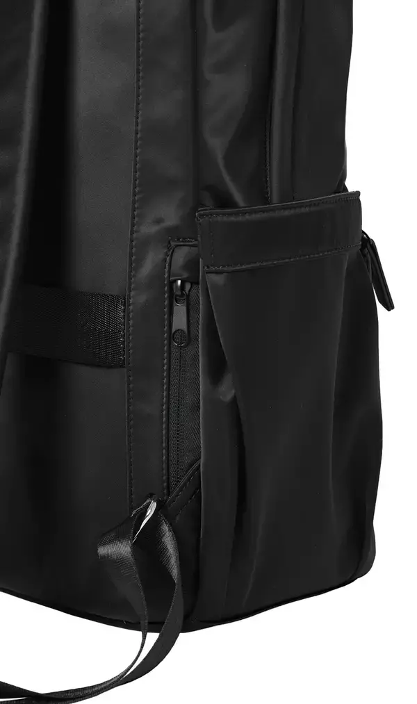 「浮かせるハンモックポケットで鞄の中のサンドイッチをつぶさない　さまざまなビジネスシーンでマルチに活躍するリュックを企画」の画像