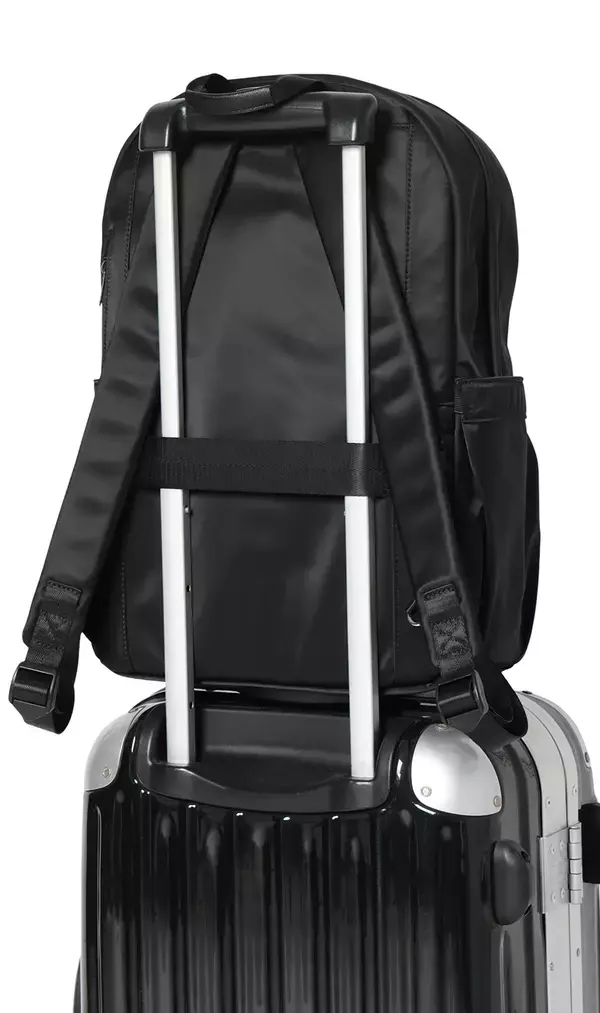 「浮かせるハンモックポケットで鞄の中のサンドイッチをつぶさない　さまざまなビジネスシーンでマルチに活躍するリュックを企画」の画像