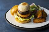 「【コートヤード・バイ・マリオット 白馬】信州食材と地域食文化を、白馬の夏にふさわしいメニューで堪能信州の郷土食“おやき”を大胆にアレンジ「信州おやきバーガー」を発売」の画像1