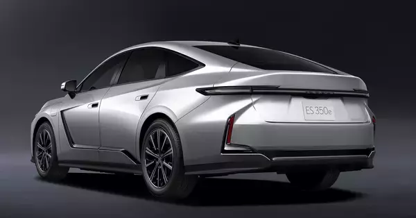 「国内初、大型外装部品への「インモールドコート技術」量産適用　新型LEXUS ES向け大型ラゲージパネルに採用」の画像