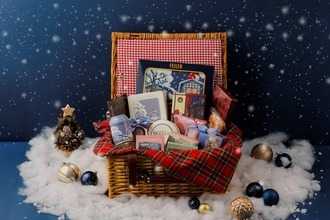 【万平ホテル】ホテルの温もりを詰めた、20個限定の特別ハンパー「万平ホテルプレミアムギフトハンパーXmas2025」予約開始