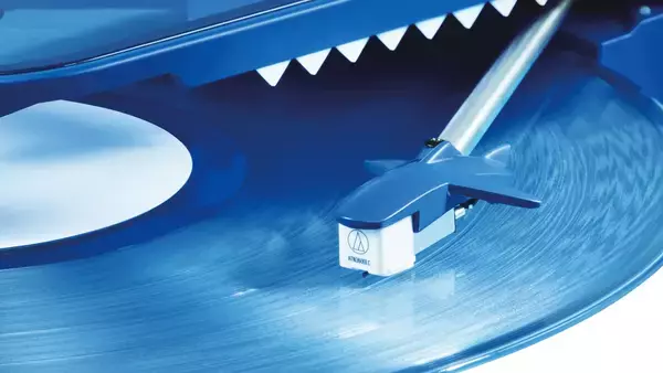 「オーディオテクニカ✕気仙沼の「サメ漁」共創プロジェクトが実現　“シャーク”なデザインのポータブルレコードプレーヤー「SHARK BURGER」3月5日（木）より「Makuake」にて先行販売開始」の画像