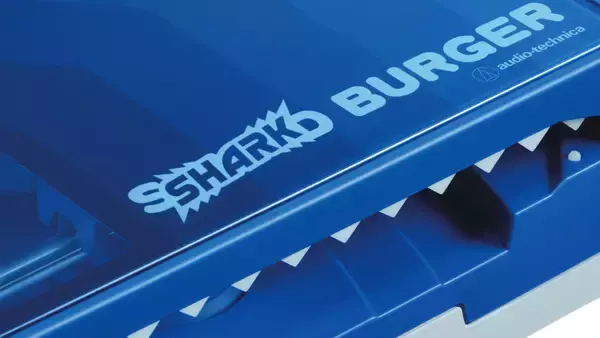 「オーディオテクニカ✕気仙沼の「サメ漁」共創プロジェクトが実現　“シャーク”なデザインのポータブルレコードプレーヤー「SHARK BURGER」3月5日（木）より「Makuake」にて先行販売開始」の画像