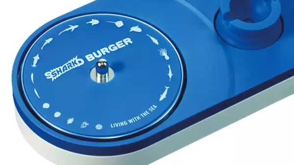 「オーディオテクニカ✕気仙沼の「サメ漁」共創プロジェクトが実現　“シャーク”なデザインのポータブルレコードプレーヤー「SHARK BURGER」3月5日（木）より「Makuake」にて先行販売開始」の画像