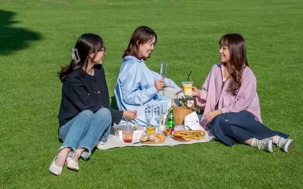 「【東京ミッドタウン】MIDTOWN OPEN THE PARK 2026 が本日スタート　新緑のもと手軽にごちそうを楽しむ「SUNNY PICNIC」」の画像