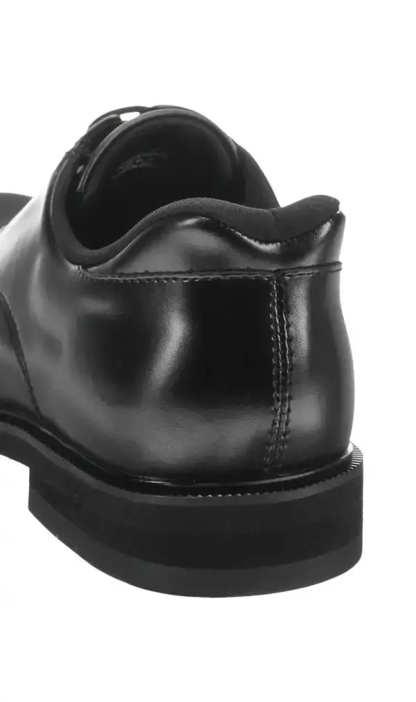 「「ゼロプレッシャーシリーズ」からハンズフリーのドレスシューズが登場靴ベラを使わずに立ったままでもスッと履ける仕様」の画像