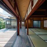 「蜷川実花の創作の軌跡をたどるアーティスト・ブック刊行を記念した展覧会を、3月13日（金）よりDDDART下北沢にて開催。蜷川ゆかりの地にて、ブック、オブジェクト、空間の表現が交差する。」の画像2