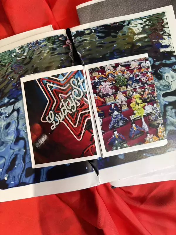 「蜷川実花の創作の軌跡をたどるアーティスト・ブック刊行を記念した展覧会を、3月13日（金）よりDDDART下北沢にて開催。蜷川ゆかりの地にて、ブック、オブジェクト、空間の表現が交差する。」の画像