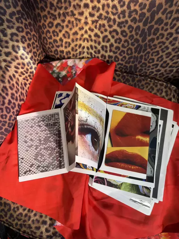 「蜷川実花の創作の軌跡をたどるアーティスト・ブック刊行を記念した展覧会を、3月13日（金）よりDDDART下北沢にて開催。蜷川ゆかりの地にて、ブック、オブジェクト、空間の表現が交差する。」の画像