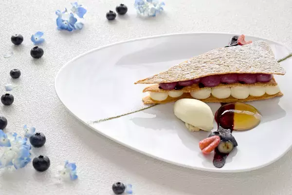 ハイアット リージェンシー 東京　東京都立川産の完熟ブルーベリーをふんだんに使用したアシェット・デセール“オリエンタル” 6月12日提供開始