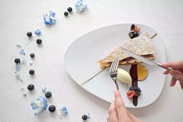 「ハイアット リージェンシー 東京　東京都立川産の完熟ブルーベリーをふんだんに使用したアシェット・デセール“オリエンタル” 6月12日提供開始」の画像