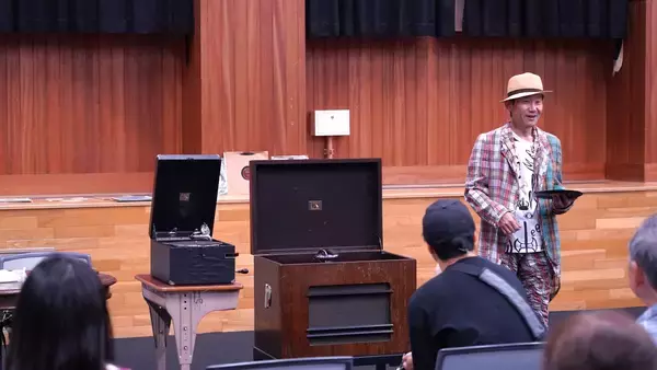 「元明倫小学校でレコードの響きを味わうイベント│作家・いしいしんじ氏の選曲と語りで第90回『明倫レコード倶楽部』を開催」の画像