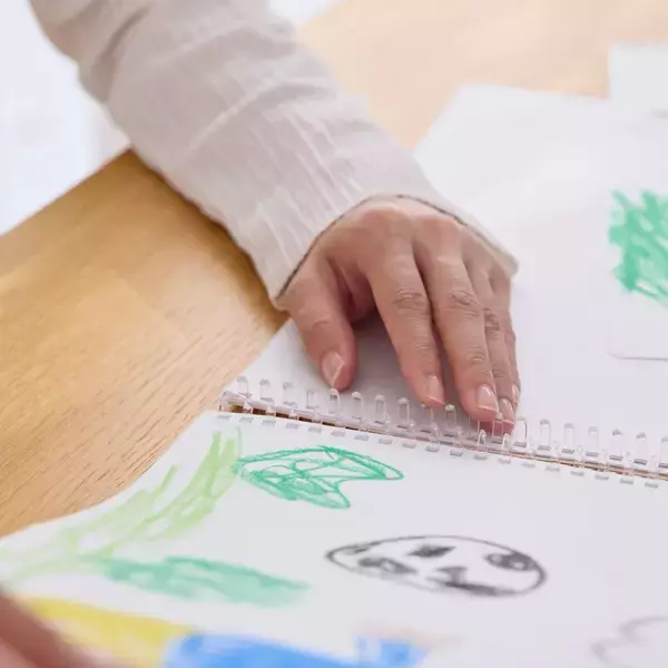 「のびのびと好きな長さで描ける「おえかきロール」と整理しやすい「バインダー式おえかきちょう」の2商品を新発売！」の画像