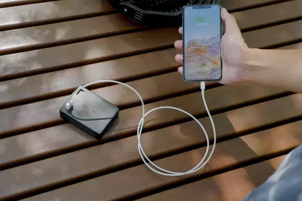 「キャンプシーズン先取りアイテム！LEDライト、ミスト噴射、アウトドア扇風機の1台3役「ソトミスト」先行販売スタート」の画像