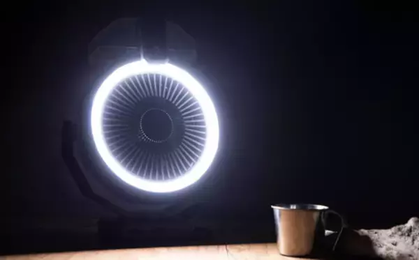 「キャンプシーズン先取りアイテム！LEDライト、ミスト噴射、アウトドア扇風機の1台3役「ソトミスト」先行販売スタート」の画像