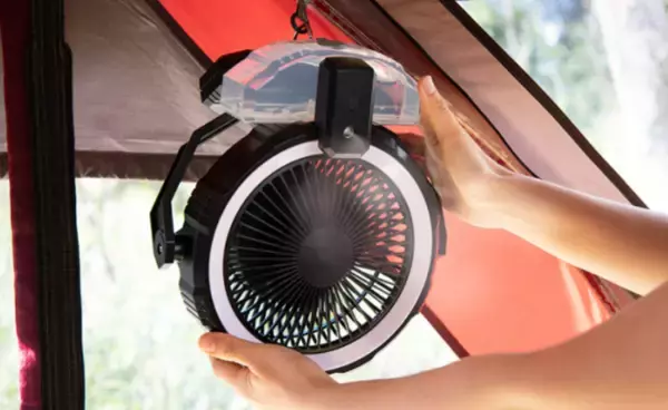 「キャンプシーズン先取りアイテム！LEDライト、ミスト噴射、アウトドア扇風機の1台3役「ソトミスト」先行販売スタート」の画像