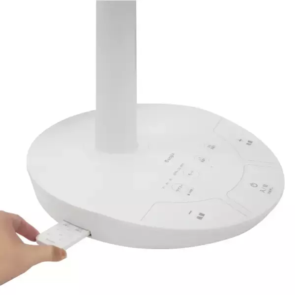 「立ったまま足元でらくらく操作。e angle「足元タッチ扇風機」を新発売」の画像