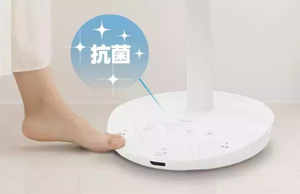「立ったまま足元でらくらく操作。e angle「足元タッチ扇風機」を新発売」の画像