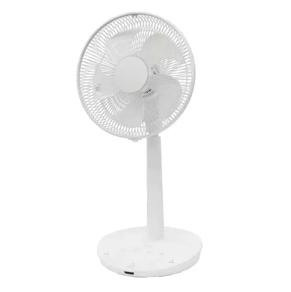 「立ったまま足元でらくらく操作。e angle「足元タッチ扇風機」を新発売」の画像