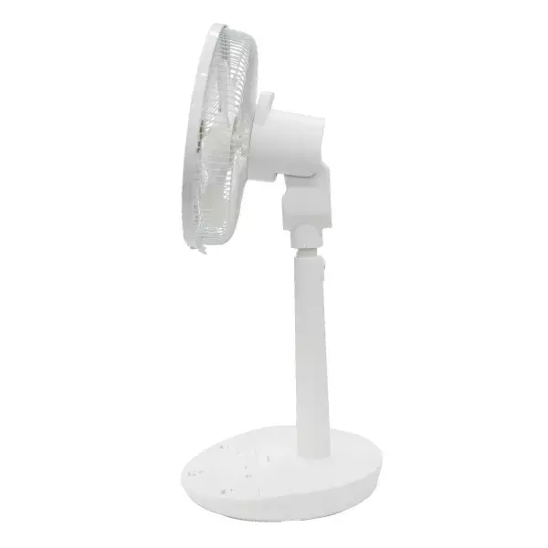 「立ったまま足元でらくらく操作。e angle「足元タッチ扇風機」を新発売」の画像